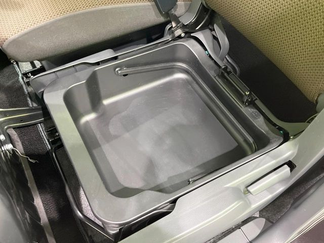 �y�V�[�g�A���_�[�{�b�N�X�z�V�[�g�̉��ɑ�e�ʂ̎��[�X�y�[�X��������Ă���A�C���ԃO�b�Y�ȂǁA�O���猩��ꂽ���Ȃ����̂�����������[�ł��ĕ֗�!