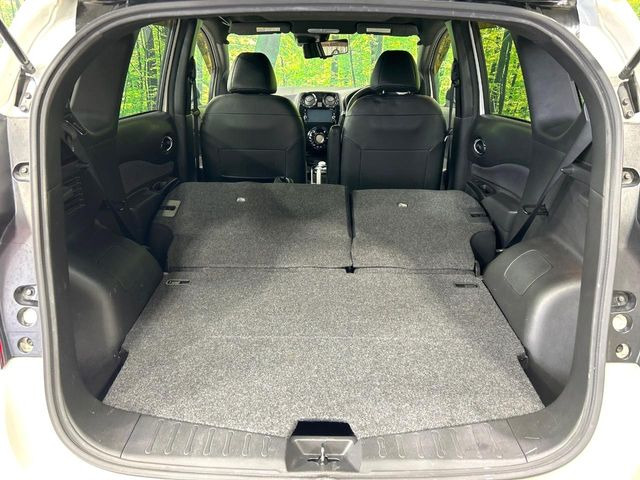後席を格納すると、これだけの広さが!シーンに合わせたシートアレンジで、大きな荷物も積むことが出来ます♪