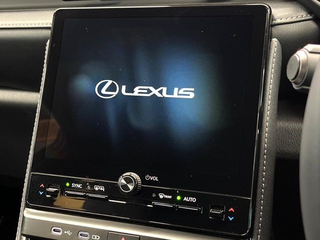 �y9.8�C���` �f�B�X�v���C�I�[�f�B�I�z���ʂ̃f�B�X�v���C��AppleCarPlay��AndroidAuto�����p�\�B�傫�ȉ�ʂŃX�}�z�i�r�A�v���������p���������܂���