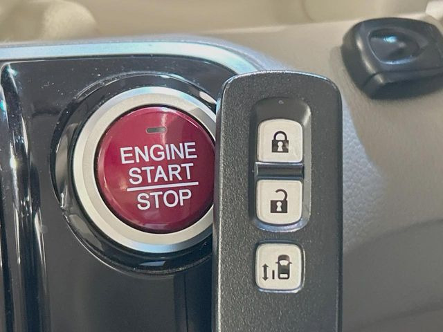 �yHonda�X�}�[�g�L�[�z�J�o����|�P�b�g�ɓ��ꂽ�܂܂ł��h�A�̎{���E�������\�ȃX�}�[�g�L�[�𑕔��B�G���W���̃I���E�I�t�����J�M�����o���K�v����������Ƃ��Ă��֗��ł���