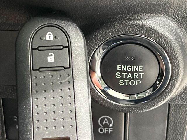 【キーフリーシステム】カバンやポケットに入れたままでもドアの施錠・解錠が可能なスマートキーを装備。エンジンのオン・オフ時もカギを取り出す必要が無いからとっても便利です♪