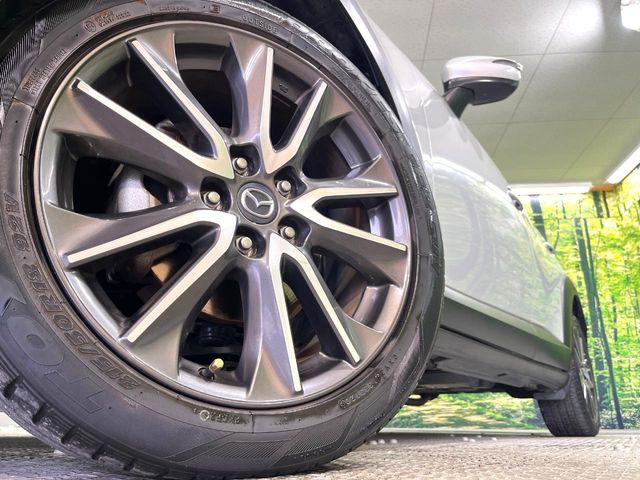 【純正18インチアルミホイール】外観にマッチした純正アルミホイールを装着しております。各種社外アルミホイールや、スタッドレスタイヤも取扱いしております。是非ご相談ください♪