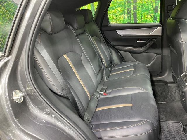 後部座席も気になるようなキズ・汚れやへたり等、大きなダメージはなく、良好な状態です。