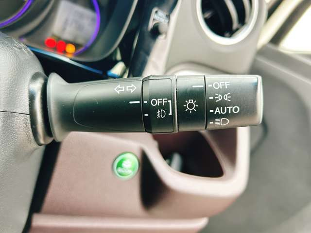 �y�I�[�g���C�g�z�ԊO�̖��邳�����m���āA�����I�Ƀw�b�h���C�g��_�����Ă���܂���g���l���𑖍s����ۂɂ��A�����I�ɓ_�����Ă���ĕ֗��ȑ�����1�ł���