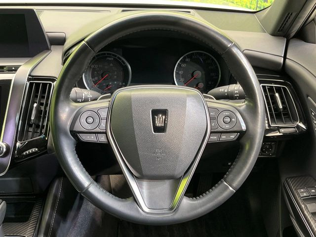 �C���e���A�ɍ��킹���f�U�C���̃X�e�A�����O�́A�^�]�������̂��Ƃ��l���A�^�]���₷���`��A�傫���ł��B�����x�A���ۂɐG���Ă��m���߂��������B