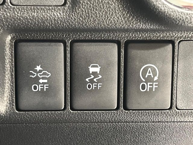 【アイドリングストップ】赤信号や渋滞で停車した際にエンジンを停止し、無駄な燃料の消費を抑えます。燃費向上や環境保護につなげる機能♪エンジンはブレーキを離せば再始動します。