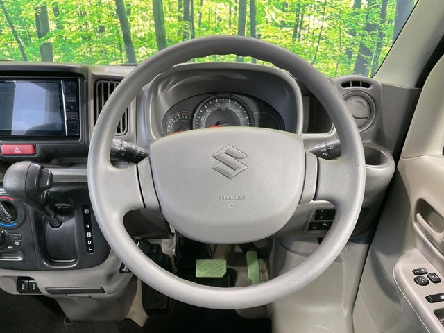 �C���e���A�ɍ��킹���f�U�C���̃X�e�A�����O�́A�^�]�������̂��Ƃ��l���A�^�]���₷���`��A�傫���ł��B�����x�A���ۂɐG���Ă��m���߂��������B