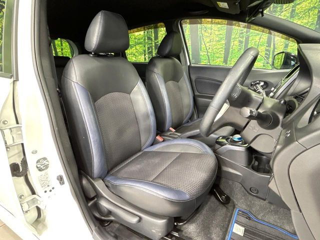 【ハーフレザーシート】高級感と座り心地を両立した人気のシート♪背面・座面のファブリック素材は、通気性の良さや滑りにくさに優れています。気温や服装に左右されず快適にお乗りいただけます。