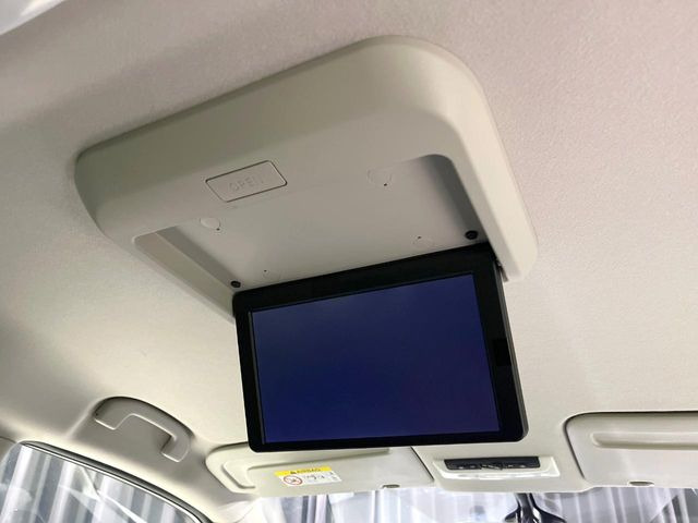 【フリップダウンモニター】大画面モニターで後席でもエンタメをお楽しみいただけます。小さなお子様にも大人気の装備です♪