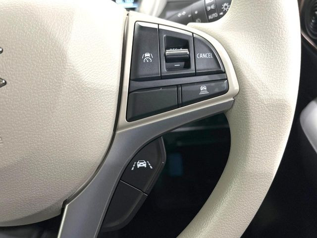 【アダプティブクルーズコントロール】高速道路での長距離走行が楽に!!自動で速度を保つクルーズコントロールが、衝突軽減システムと連携し、前方の車両を感知して車間を保つように速度調節してくれます!!