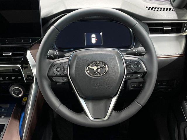 �C���e���A�ɍ��킹���f�U�C���̃X�e�A�����O�́A�^�]�������̂��Ƃ��l���A�^�]���₷���`��A�傫���ł��B�����x�A���ۂɐG���Ă��m���߂��������B