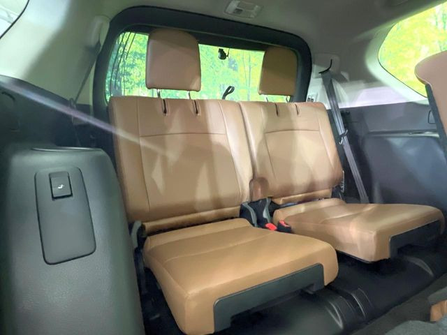 【電動格納サードシート】3列目はスイッチ一つでラクラク収納!荷物が多い時など座席を収納スペースに変更する際も、力は必要ありません!お子様でも簡単に操作していただけます!