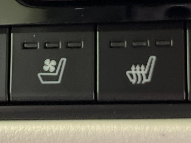 【シートベンチレーション】夏場は涼しい風でお尻や背中の熱やムレを防ぎ、冬はエアコンよりも早く温まってポカポカに!季節を問わず快適に過ごせます。