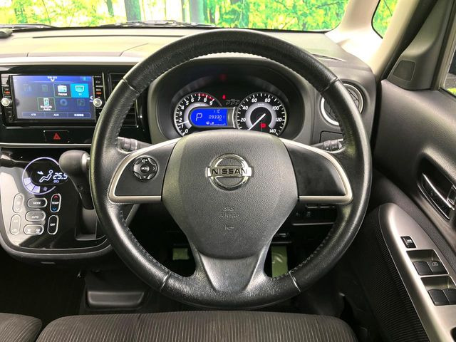 �C���e���A�ɍ��킹���f�U�C���̃X�e�A�����O�́A�^�]�������̂��Ƃ��l���A�^�]���₷���`��A�傫���ł��B�����x�A���ۂɐG���Ă��m���߂��������B