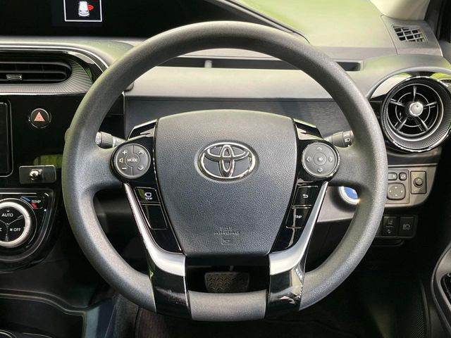 �C���e���A�ɍ��킹���f�U�C���̃X�e�A�����O�́A�^�]�������̂��Ƃ��l���A�^�]���₷���`��A�傫���ł��B�����x�A���ۂɐG���Ă��m���߂��������B