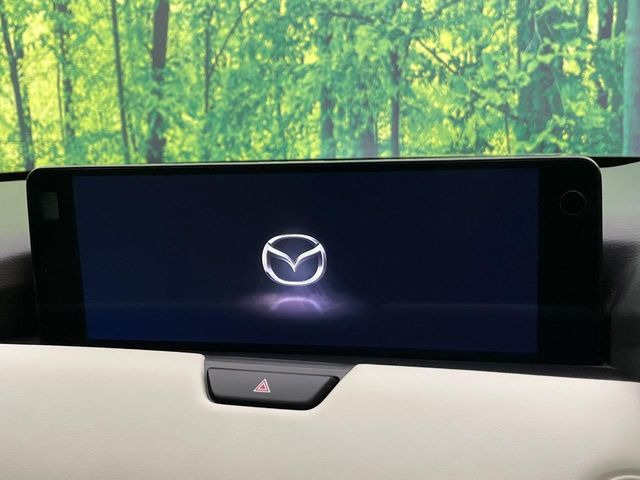 【12.3インチマツダコネクト】車内の雰囲気にマッチした大型ディスプレイ。スマホ接続でのナビ使用やBluetooth再生等、様々な機能が楽しめます。直感的なダイヤル操作が可能で、使い勝手も良好です。