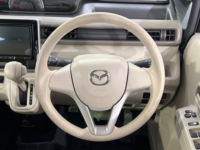 �C���e���A�ɍ��킹���f�U�C���̃X�e�A�����O�́A�^�]�������̂��Ƃ��l���A�^�]���₷���`��A�傫���ł��B�����x�A���ۂɐG���Ă��m���߂��������B