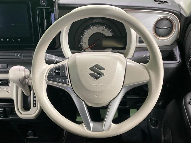 �C���e���A�ɍ��킹���f�U�C���̃X�e�A�����O�́A�^�]�������̂��Ƃ��l���A�^�]���₷���`��A�傫���ł��B�����x�A���ۂɐG���Ă��m���߂��������B