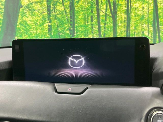 【12.3インチマツダコネクト】車内の雰囲気にマッチした大型ディスプレイ。スマホ接続でのナビ使用やBluetooth再生等、様々な機能が楽しめます。直感的なダイヤル操作が可能で、使い勝手も良好です。