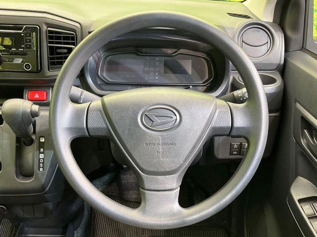 �C���e���A�ɍ��킹���f�U�C���̃X�e�A�����O�́A�^�]�������̂��Ƃ��l���A�^�]���₷���`��A�傫���ł��B�����x�A���ۂɐG���Ă��m���߂��������B