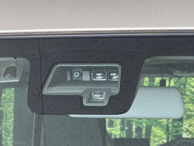 【スズキ セーフティサポート】走行中に前方の車両等を認識し、衝突しそうな時は警報とブレーキで衝突回避と被害軽減をアシスト。より安全にドライブをお楽しみいただけます。