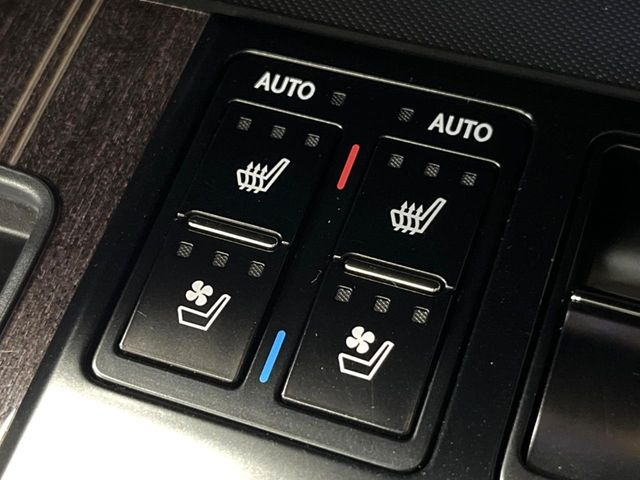 【シートベンチレーション】夏場は涼しい風でお尻や背中の熱やムレを防ぎ、冬はエアコンよりも早く温まってポカポカに!レザーシートにうれしい装備で、季節を問わず快適に過ごせます。