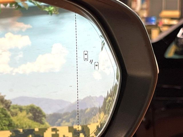 【ブラインドスポットモニター】走行中、ドアミラーの死角になりやすい箇所に後続車が接近するとサイドミラーのレンズに警告を表示!ドライバーに注意喚起をしてくれます。