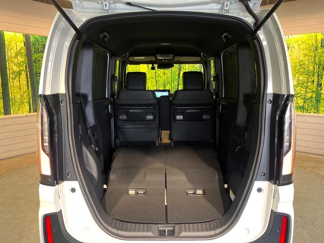 ���i�̂���������ʋ΁A���}���ɏ\���ȉ׎��X�y�[�X���m�ۂ��Ă���܂��B�Z�J���h�V�[�g��|���ƁA�傫�ȉו��̐ύڂ��\�ł���