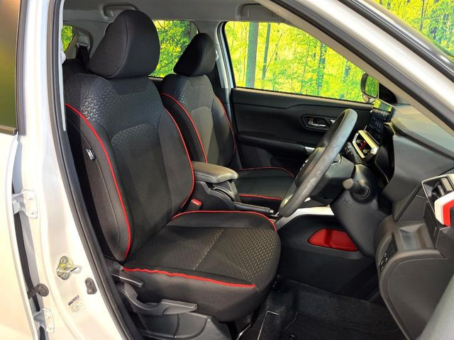 運転席まわりには十分なスペースがあり、大柄な方でもゆったり運転していただける環境です。