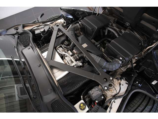 4.0L V�^8�C���c�C���^�[�{�G���W���𓋍ڂ��A��510ps�̃p���[��675Nm�̃g���N�𔭊��B���]����͋����g���N�������オ��A�X���ł������₷���A������ł͉������\���������܂��B