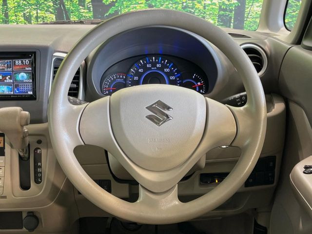 �C���e���A�ɍ��킹���f�U�C���̃X�e�A�����O�́A�^�]�������̂��Ƃ��l���A�^�]���₷���`��A�傫���ł��B�����x�A���ۂɐG���Ă��m���߂��������B