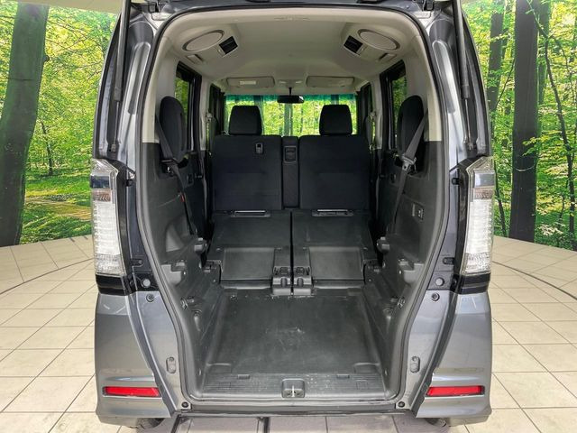 ���i�̂���������ʋ΁A���}���ɏ\���ȉ׎��X�y�[�X���m�ۂ��Ă���܂��B�Z�J���h�V�[�g��|���ƁA�傫�ȉו��̐ύڂ��\�ł���