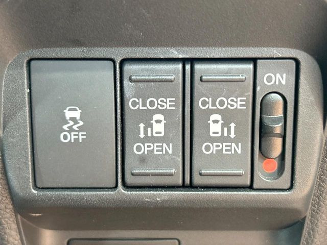 【両側パワースライドドア】スマートキーや運転席のスイッチで後席両側スライドドアの開閉が可能♪電動だから力を入れてドアを開ける必要が無く、小さなお子様でも簡単に開け閉めでき快適です♪
