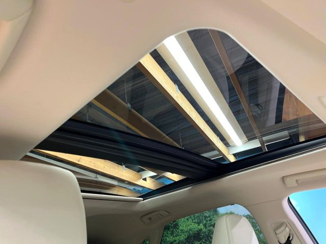 【大型サンルーフ】車内の解放感が一気に上がる大型のパノラマルーフ!季節を問わず開放的で快適なドライブをお楽しみいただけます。流通量も少なく希少価値の高い人気の装備です♪