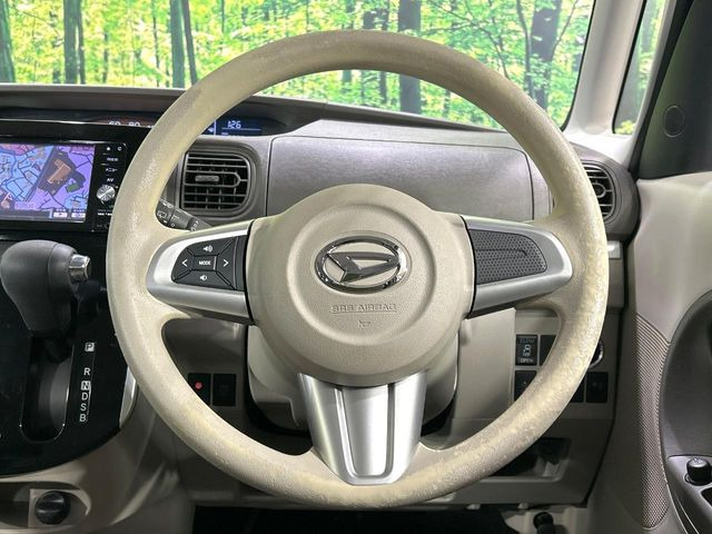 �C���e���A�ɍ��킹���f�U�C���̃X�e�A�����O�́A�^�]�������̂��Ƃ��l���A�^�]���₷���`��A�傫���ł��B�����x�A���ۂɐG���Ă��m���߂��������B