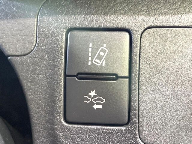 【車線逸脱警報】道路上の白(黄)線を認識し、意図せず走行中の車線からはみ出しそうになった時、メーター内の警告灯とブザーで注意喚起してくれる安心・安全機能です♪