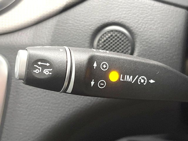 ●レーダークルーズコントロール:前の車との車間距離を一定にとりつつ、一定速度で自動走行してくれる次世代のクルーズコントロール!主に高速道路や自動車専用道路で使用する便利な機能です!