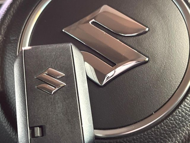 【キーレススタートシステム】カバンやポケットに入れたままでもドアの施錠・解錠が可能なスマートキーを装備。エンジンのオン・オフ時もカギを取り出す必要が無いからとっても便利です♪