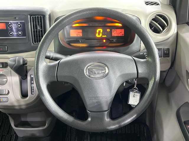 �C���e���A�ɍ��킹���f�U�C���̃X�e�A�����O�́A�^�]�������̂��Ƃ��l���A�^�]���₷���`��A�傫���ł��B�����x�A���ۂɐG���Ă��m���߂��������B