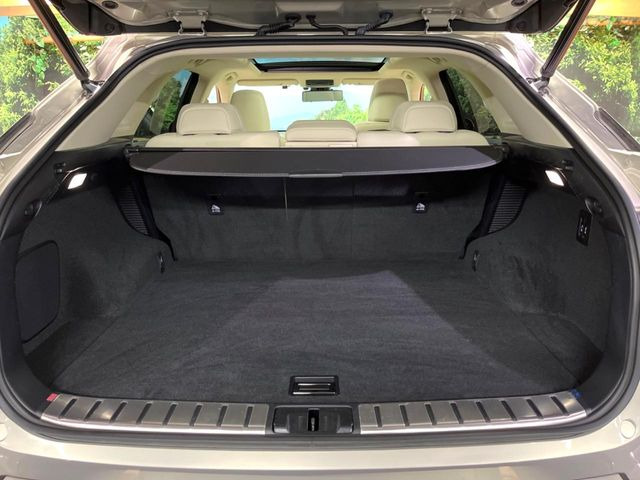 ラゲッジルームは、大容量のスペースを確保。普段のお買い物からレジャーまで、幅広く活躍してくれます!また、リアシートを倒すことでバリエーション豊かにお使いいただけます。