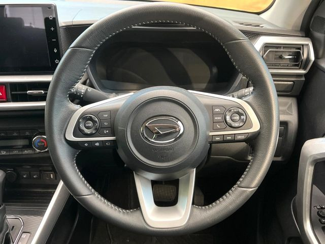 インテリアに合わせたデザインのステアリングは、運転される方のことも考え、運転しやすい形状、大きさです。是非一度、実際に触ってお確かめください。