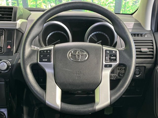 �C���e���A�ɍ��킹���f�U�C���̃X�e�A�����O�́A�^�]�������̂��Ƃ��l���A�^�]���₷���`��A�傫���ł��B�����x�A���ۂɐG���Ă��m���߂��������B