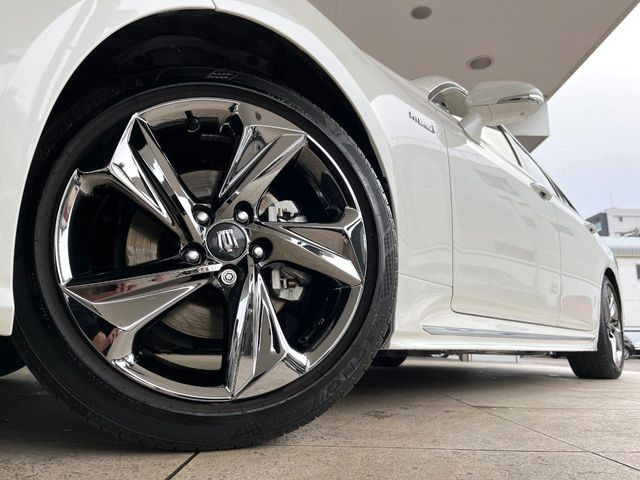 �y����18�C���`�A���~�z�C�[���z�O�ςɃ}�b�`���������A���~�z�C�[���𑕒����Ă���܂��B�e��ЊO�A���~�z�C�[����A�X�^�b�h���X�^�C�����戵�����Ă���܂��B���񂲑��k����������