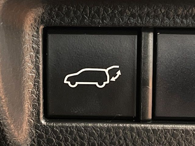 【パワーバックドア】スマートキーや運転席のボタンを押すだけでリアゲートが自動で開閉します!荷物を持っている時や、高い位置にあるバックドアを閉める際に便利な機能です♪