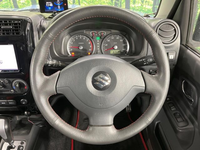 �C���e���A�ɍ��킹���f�U�C���̃X�e�A�����O�́A�^�]�������̂��Ƃ��l���A�^�]���₷���`��A�傫���ł��B�����x�A���ۂɐG���Ă��m���߂��������B