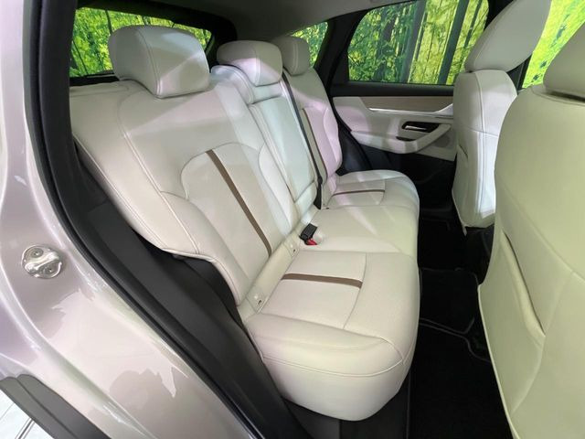 後部座席も気になるようなキズ・汚れやへたり等、大きなダメージはなく、良好な状態です。