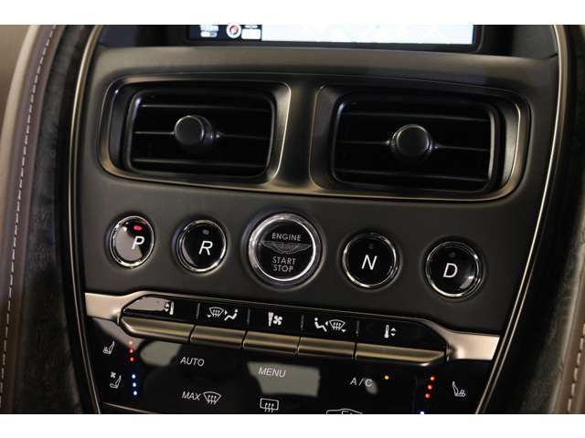 �����׃o�b�N�J�����𑕔����A������E����������m�ہB�K�C�h���C���\���ɂ�蒓�Ԏ��̎��񂵂����S�ŁA�{�f�B�T�C�Y�����������Ȃ��X���[�Y�ȑ��삪�\�ł��B