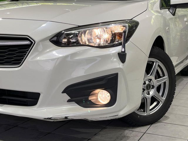 �C���e���A�ɍ��킹���f�U�C���̃X�e�A�����O�́A�^�]�������̂��Ƃ��l���A�^�]���₷���`��A�傫���ł��B�����x�A���ۂɐG���Ă��m���߂��������B