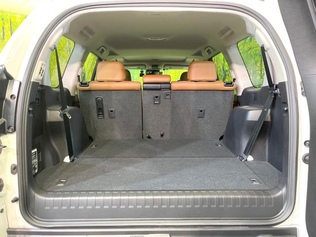 後席を格納すると、これだけの広さが!シーンに合わせたシートアレンジで、大きな荷物も積むことが出来ます♪