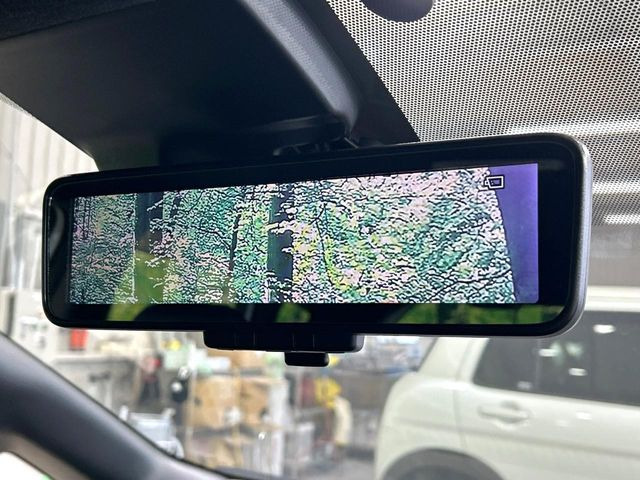【インテリジェントルームミラー】後席の大きな荷物や同乗者で後方が確認しづらい時でも安心!カメラが撮影した車両後方の映像をルームミラー内に表示。クリアな視界で状況の確認が可能です!